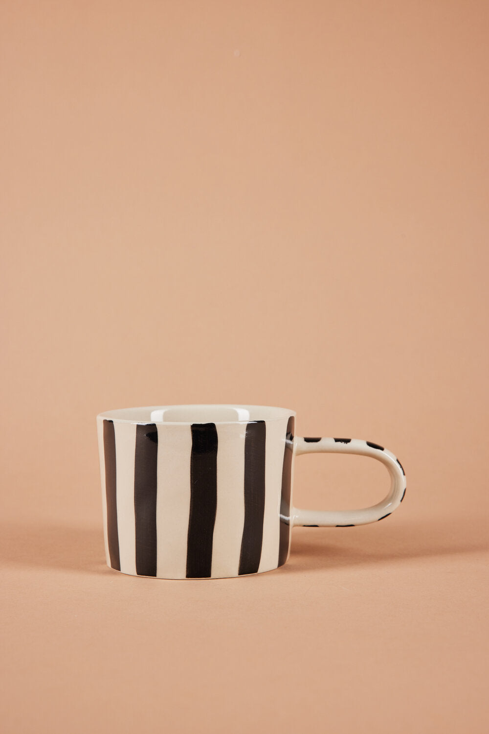 Håndmalet krus med striber, hvid/sort - H: 7 cm.